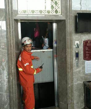 懷集一酒店電梯突發故障致8人被困，消防官兵火速馳援成功解救